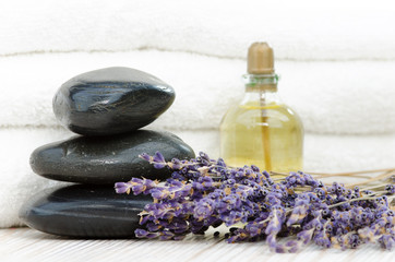 Hot-Stone Steine mit Lavendel und Massageöl