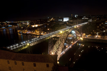 Fototapeta na wymiar Bridge of Luis I w nocy, Porto, Portugalia