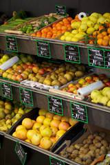 étalage de fruits et légumes au supermarché