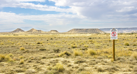 Fototapeta na wymiar Military Zone na pustyni Bardenas Reales w Nawarra