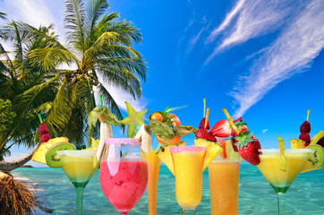 Strandbar:  Fruchtige, bunte Cocktails genießen