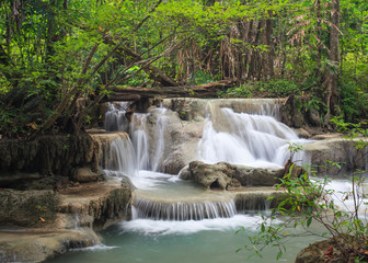 Fototapeta na wymiar Erawan Waterfall, poziom 5 Kanchanaburi, Tajlandia