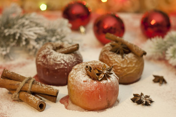 Fototapeta na wymiar Boże Narodzenie jedzenie pieczone jabłka i cynamonu zbliżenie z anyżu