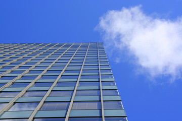 Fototapeta na wymiar Biurowiec na tle błękitnego nieba