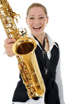 Junge Frau mit Saxophon