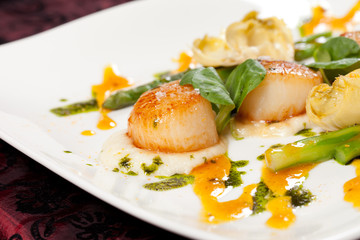 Baked scallops with asparagus