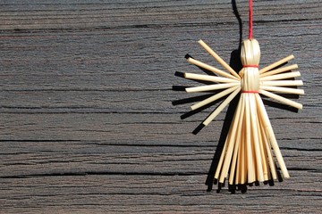 engel aus stroh auf holz