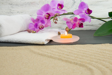 Orchidee, Kerzen und Sand