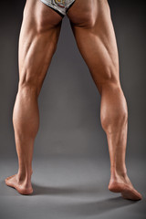 Fototapeta na wymiar Muskularny mężczyzna nogi