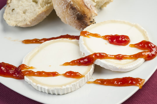 Rulo de cabra con mermelada de tomate