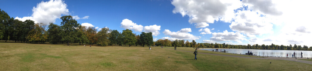 Fototapeta na wymiar Hyde Park w Londynie, panoramiczny widok