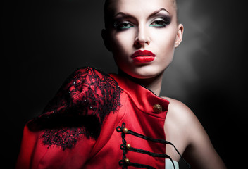 Wunderschöne sexy Frau in roter Jacke mit roten Lippen © alexbutscom