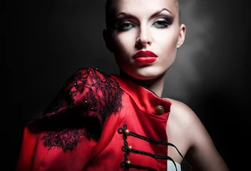 Wunderschöne sexy Frau in roter Jacke mit roten Lippen © alexbutscom