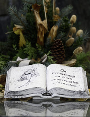Buch an einer Grabstaette