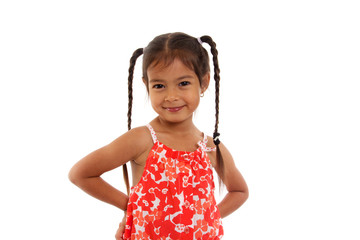 adorable petite fille avec couettes sur fond blanc
