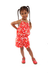 enfant avec couettes et mains sur les hanches