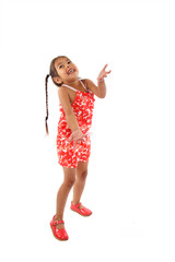 enfant sautant sur fond blanc