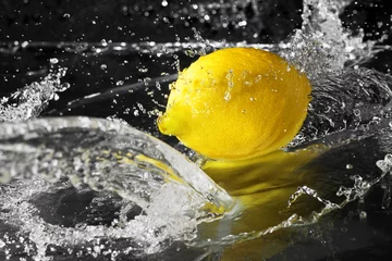  zoet water druppels op citroen op zwarte achtergrond © REDSTARSTUDIO