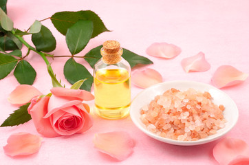 エッセンシャルオイルとヒマラヤ岩塩とバラ