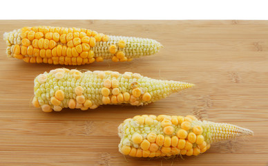 Maiskolben auf Brett