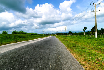 Fototapeta na wymiar autostrada przez wsi w zachodniej Kubie