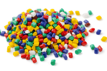 Fototapeta na wymiar Stos kolorowych granulatów tworzyw polimerowych
