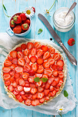 Tart with vanilla cream, fresh strawberry and melissa
