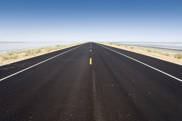 Fototapeta premium Route d'Antelope Island, Great Salt Lake, Utah - USA