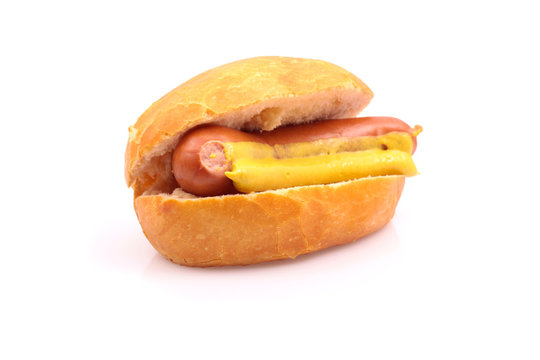 Bockwurst mit Senf in einem Br&ouml;tchen