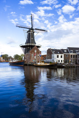 Fototapeta na wymiar Malowniczy krajobraz z wiatrakiem. Haarlem, Holandia