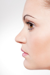 junge frau im Profil mit Augen und Lippen © juniart