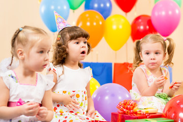 Obraz na płótnie Canvas śmieszne dzieci na urodziny