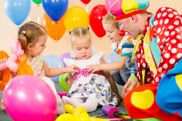 Fototapeta na wymiar dzieci i klaun na urodziny
