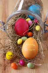 gefärbte eier und zuckereier zu ostern