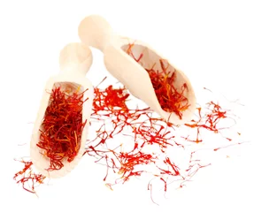 Foto op Plexiglas stigmas of saffron in wooden spoons isolated on white close-up © Africa Studio
