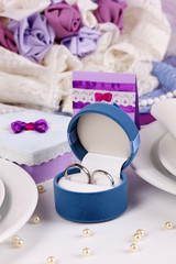 Obraz na płótnie Canvas Służąc wspaniały stół weselny w purpurowy kolor Close-up