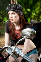 Fototapeta na wymiar rudowłosa dziewczyna motocyklistów