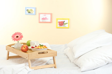 Fototapeta na wymiar drewniana taca z lekkiego śniadania w łóżku