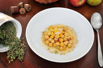 Zuppa di ceci aromatica servita su piatto bianco