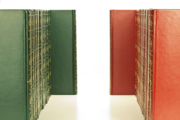 File libri verde rosso fondo bianco