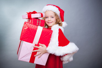 kind mit vielen geschenken