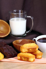 Colazione con latte,plum cake,e cioccolata