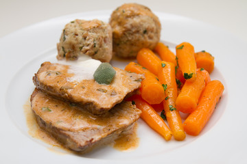 Kalbsbraten mit Semmelknödel und Karotten
