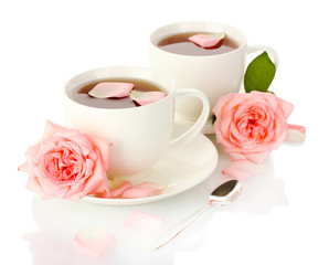 Obraz na płótnie Canvas filiżanki herbaty z róż na białym tle