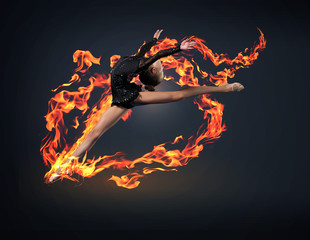Fototapeta na wymiar Młoda kobieta w garnitur gimnastyczka stwarzających
