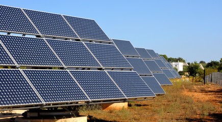 Pannelli fotovoltaici per impianto di energia solare © peuceta