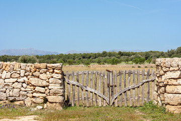 Holzzaun in der Steinmauer