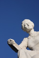 Fototapeta na wymiar Statue parisienne