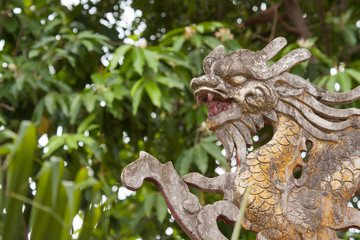 Fototapeta premium Chinese dragon ornament on a rooftop
