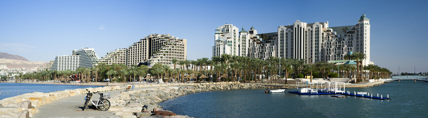 Fototapeta na wymiar Panoramiczny widok na lagoone i ośrodek hoteli w Ejlat